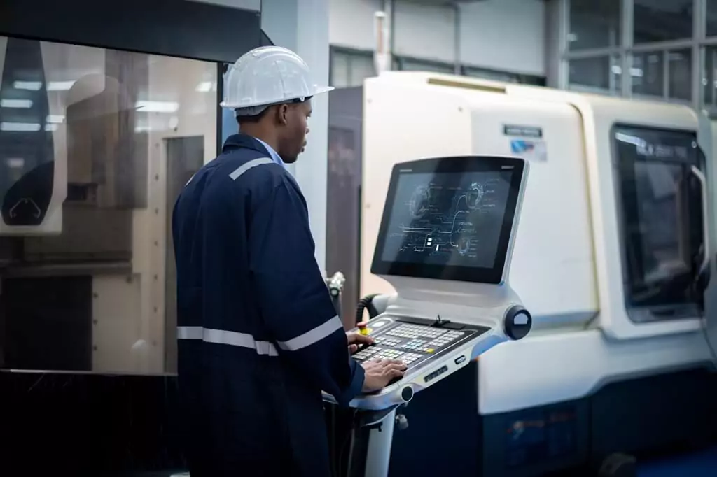 homem mexendo em máquina tecnológica