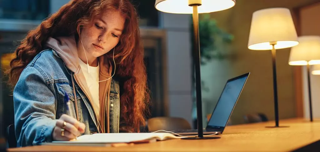 moça estudando à noite