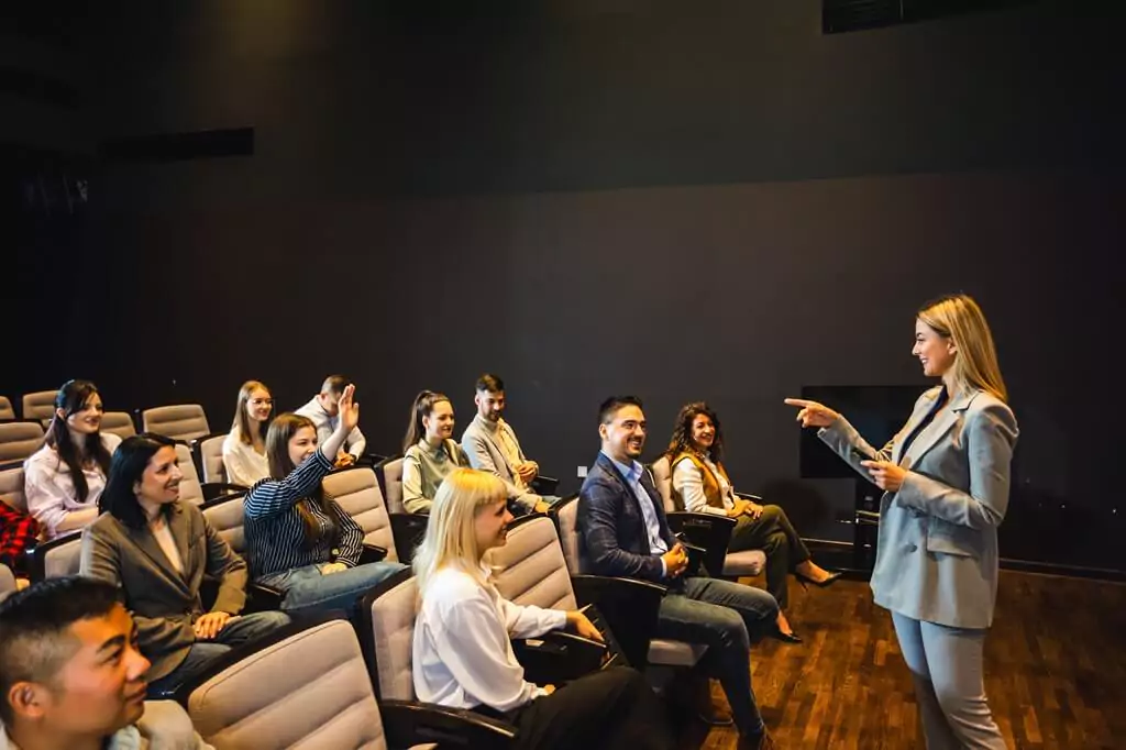 pessoas em palestra em auditório