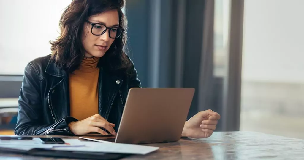 mulher analisando algo em computador