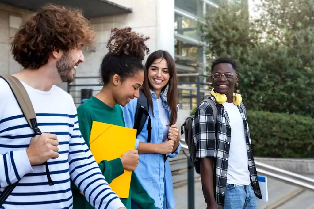 estudantes em faculdade descendo escadas